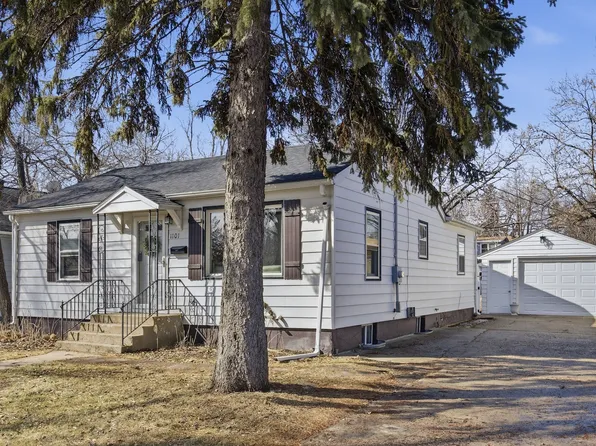 1101 12th St S, Moorhead, MN 56560