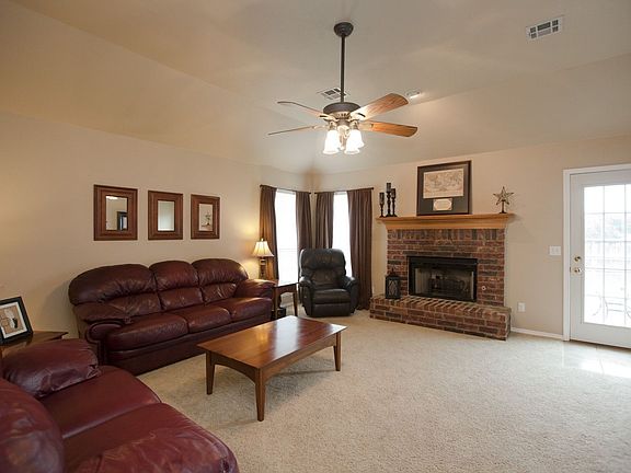 Living fireplace w/gas logs