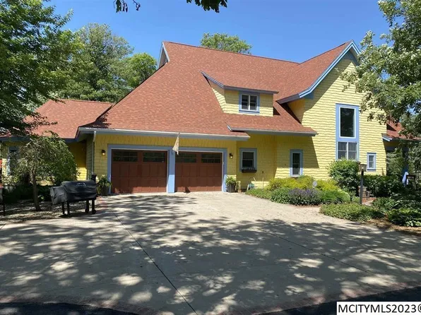 15124 Dove Cir, Clear Lake, IA 50428