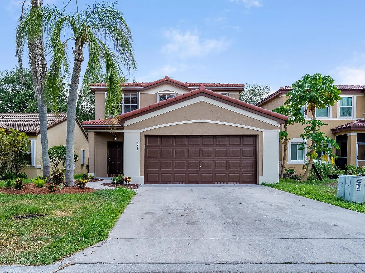 4 bed, 2.5 bath, 2100 sqft, $4,400 — Photo 2