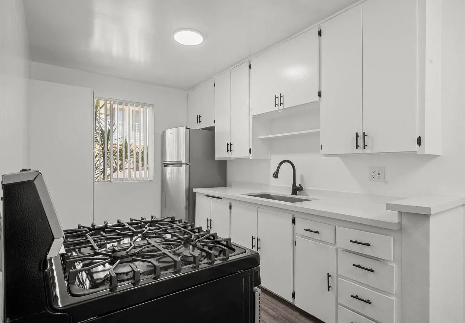 2 bed, 2.0 bath, 825 sqft, $2,062 — Photo 2