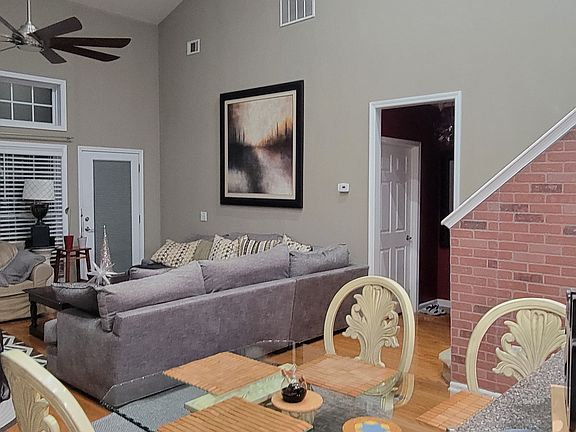 Kitchen/ Dinner area table to eat