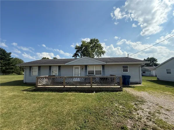 907 E McCracken Ave, Hoopeston, IL 60942