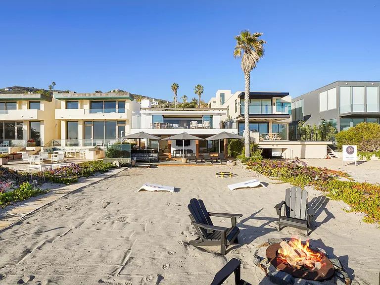 A seamless transition from deck to beach, built for all-day comfort.