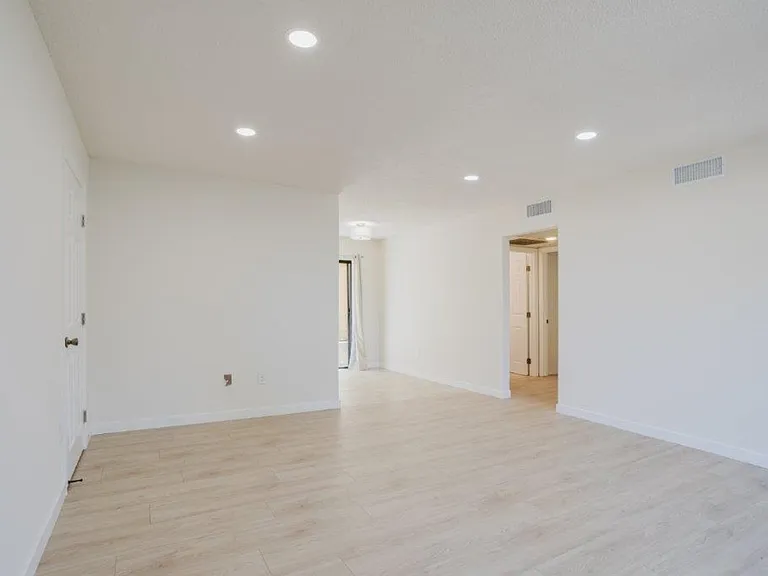914 E Elk Ave #3 — Photo 10