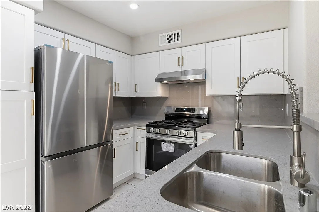 3 bed, 2.0 bath, 1190 sqft, $1,650 — Photo 1