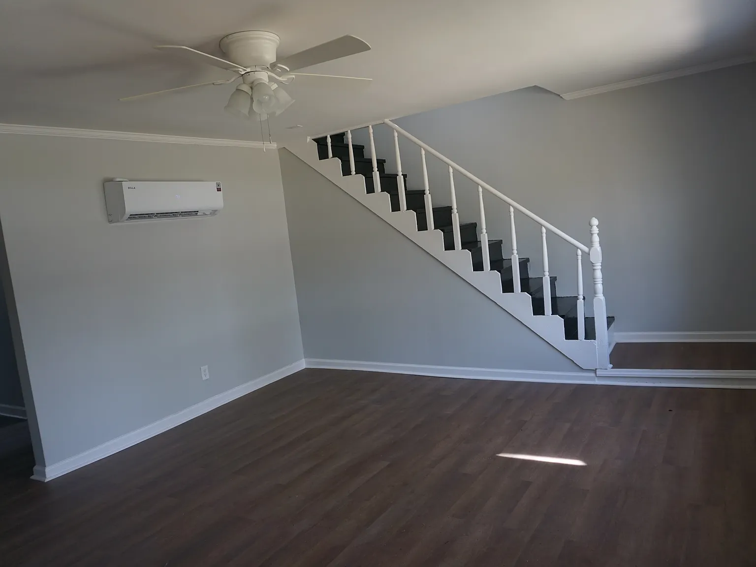 3 bed, 1.0 bath, 1296 sqft, $1,000 — Photo 2