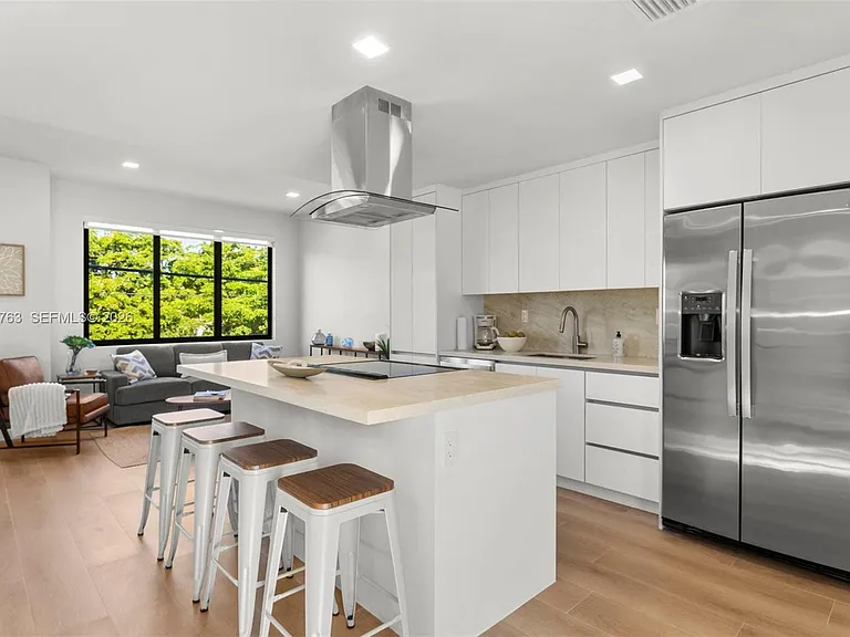 1376 SW 4th St #7 — Photo 4