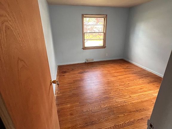 4th image of 18400 Hazelwood Ave