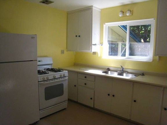 Fridge and Stove included