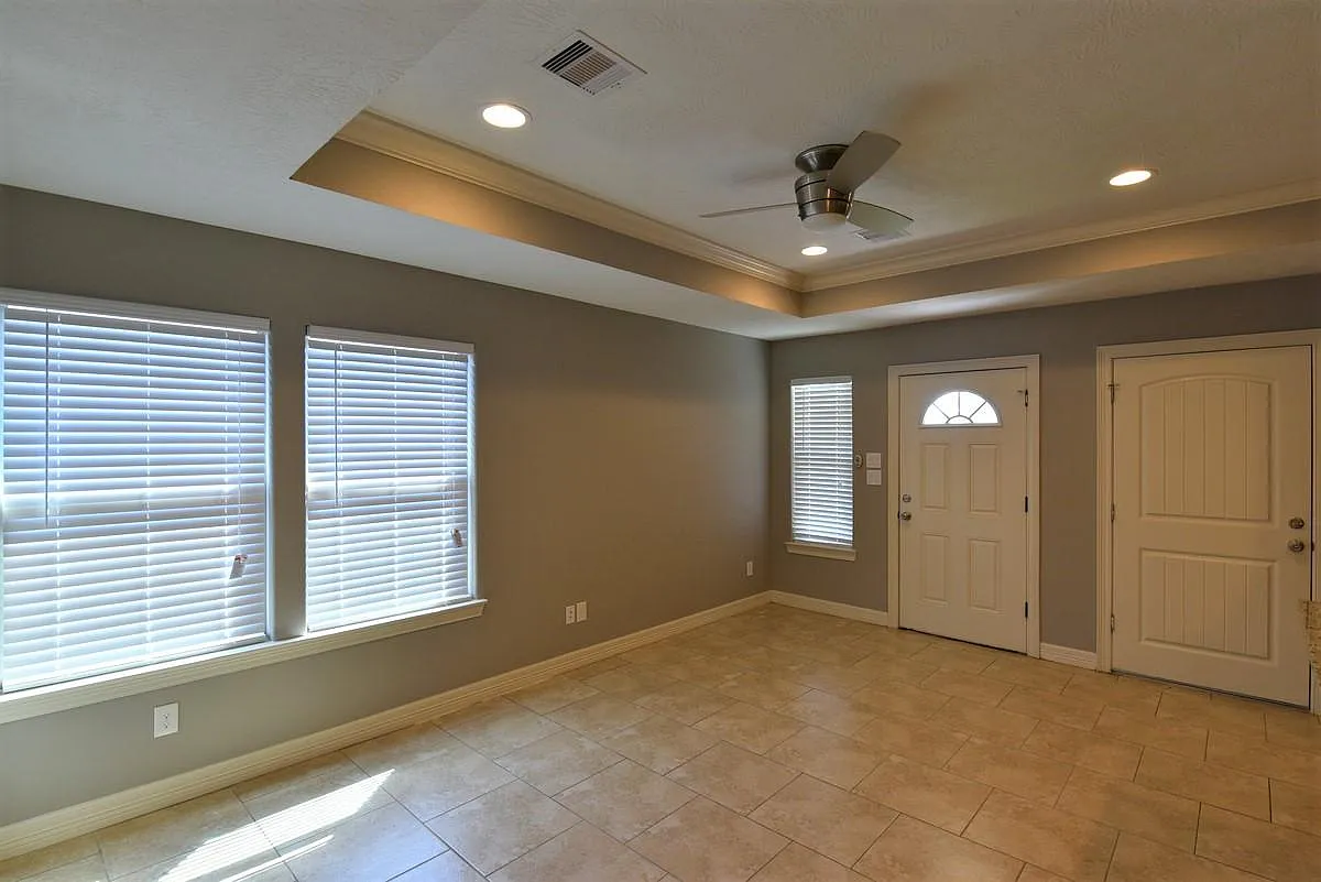 3 bed, 1130 sqft, $1,750 — Photo 2