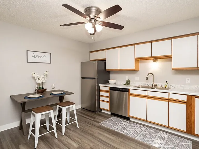 The Warwick of Norfolk. Now leasing updated 1, 2 bedroom apartments and 3 bedroom townhomes! — Photo 3