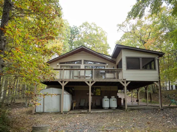 330 Surrey Dr, Lords Valley, PA 18428