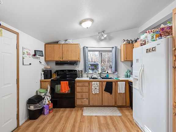 4th image of 10815 SE Bush St
