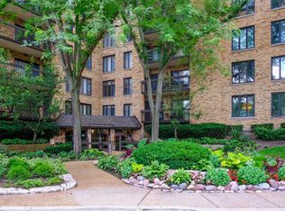 1740 Mission Hills Rd APT 111, Northbrook, IL 60062