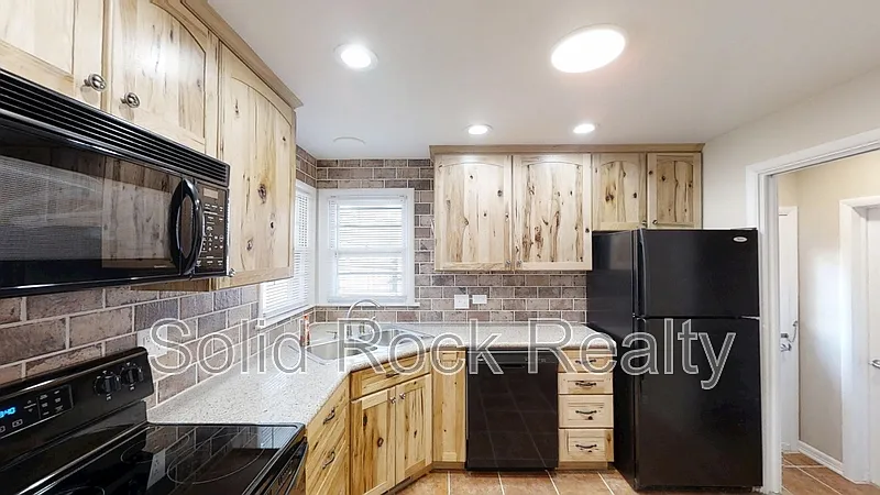 4 bed, 2.0 bath, 1809 sqft, $2,550 — Photo 4