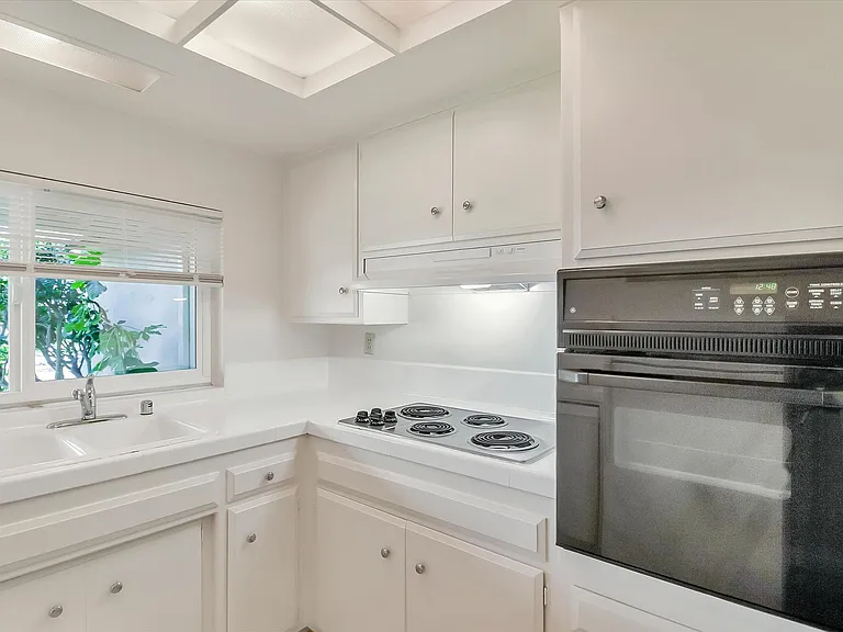 754 Yale Ln — Photo 20