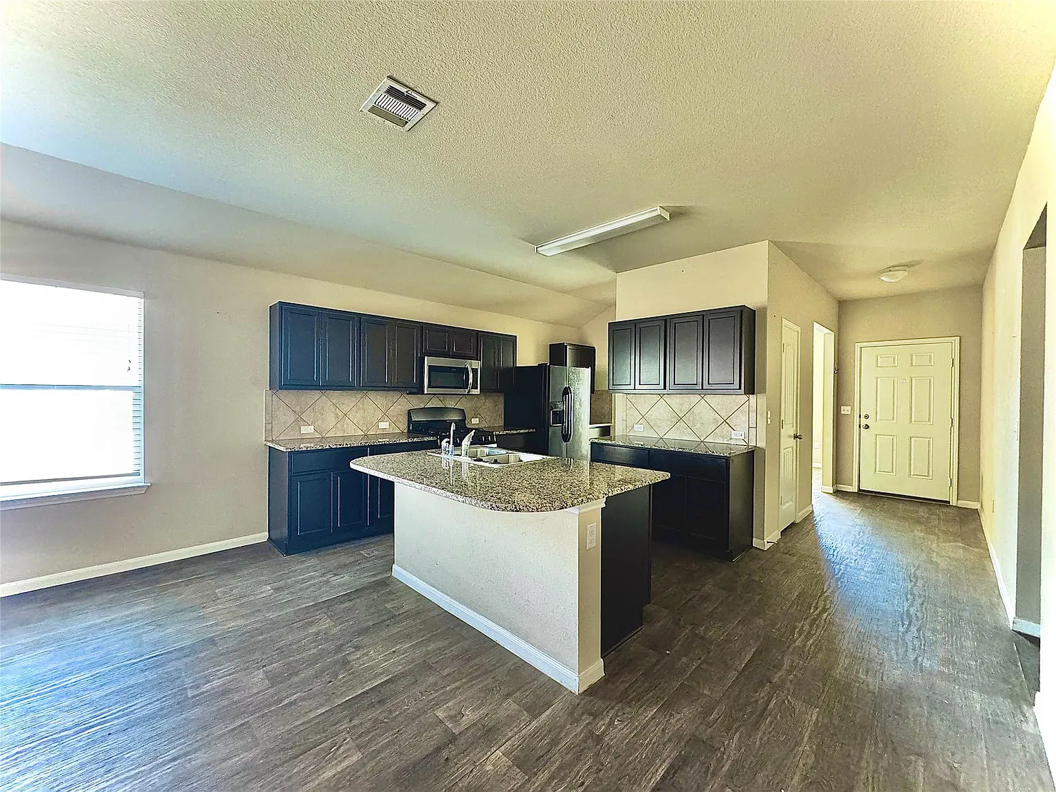 3 bed, 2.0 bath, 1654 sqft, $1,975 — Photo 3