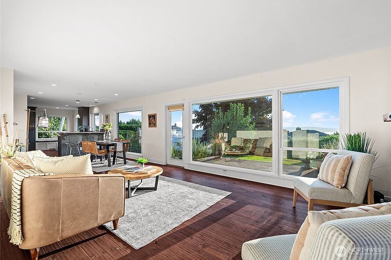 2nd image of 920 S Ventura Drive