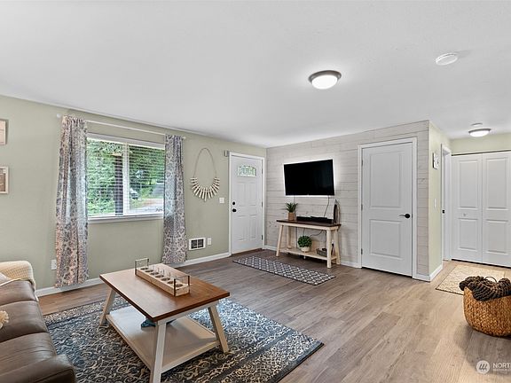 4th image of 430 E Twanoh Falls Drive