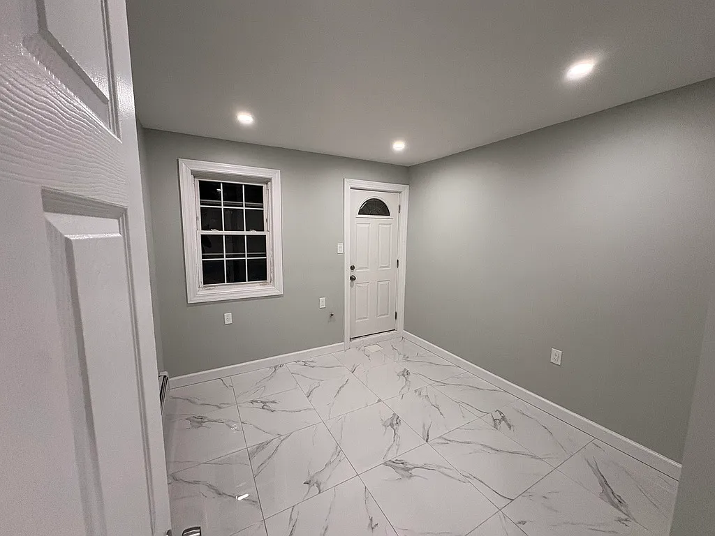 Building Photo - 2819 Schurz Ave #2