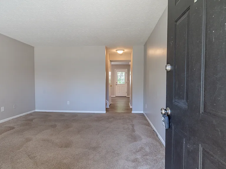 484-486 Applegate Ln — Photo 3
