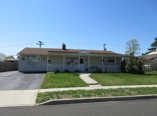 7 Garden Ln, Levittown, PA 19055