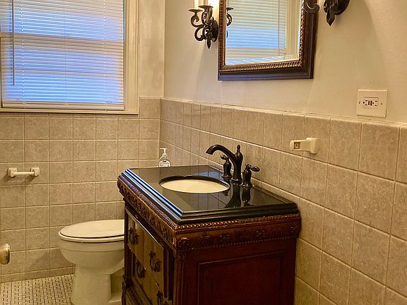 5th image of 1002 Parker St