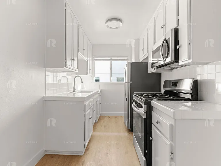 (Ar/Eu/Yo:B) 624 N. Hayworth Avenue — Photo 3
