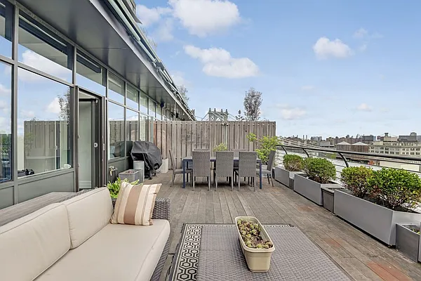 Rented by Compass | media 21