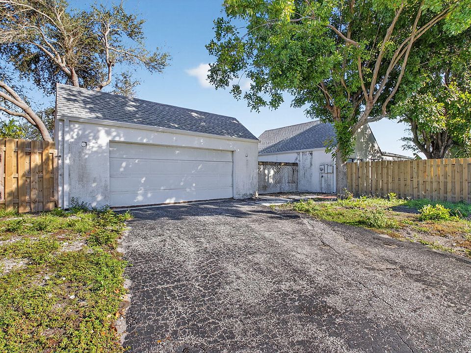 1st image of 905 NW 21st Way