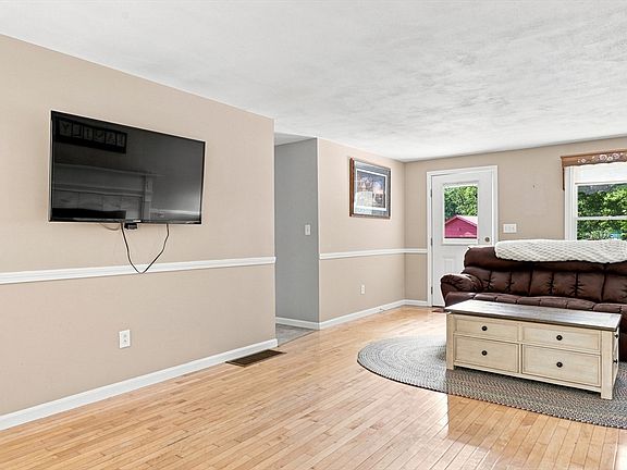 3rd image of 86 Pond St