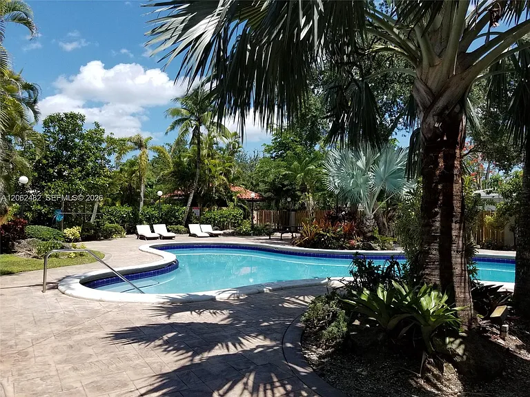 6886 N Kendall Dr #D202 — Photo 21