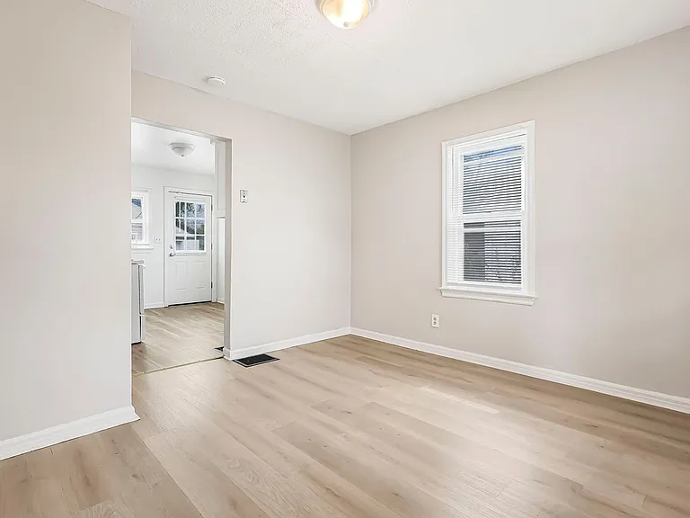 1590 Vendome Dr S — Photo 15