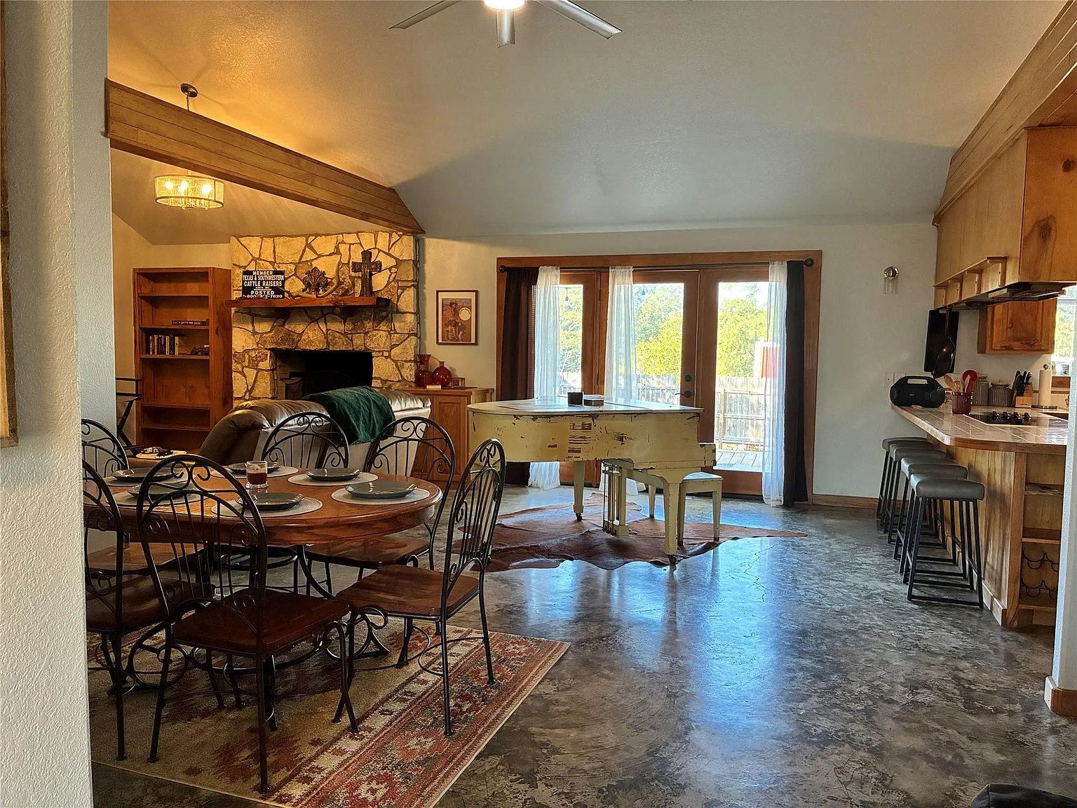 3 bed, 2.0 bath, 2937 sqft, $2,000 — Photo 1