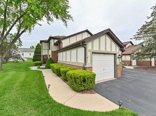 8100 S Forest Hills Cir, Franklin, WI 53132