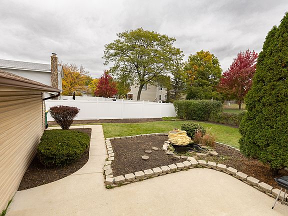 4th image of 821 Oakwood Dr