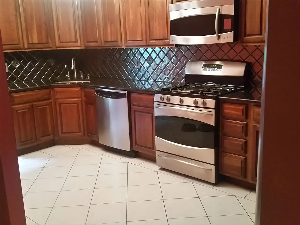 2 bed, 1.0 bath, 900 sqft, $2,150 — Photo 2