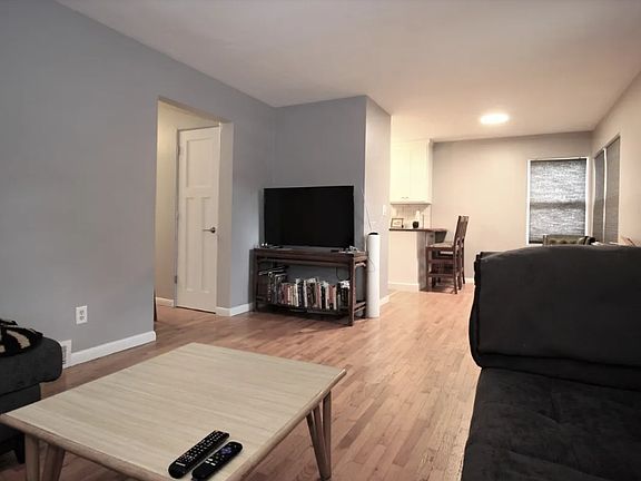 4th image of 818 W College Ave