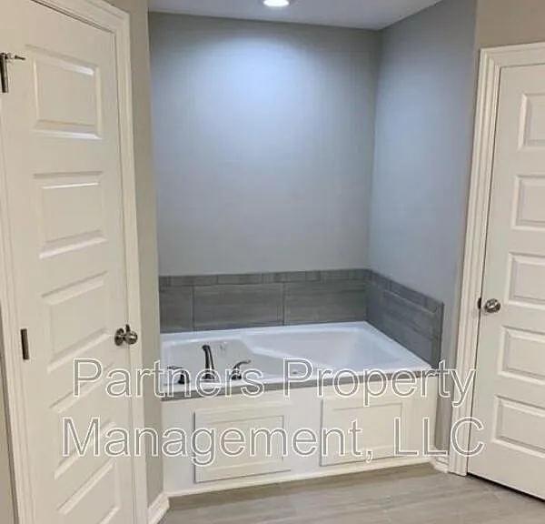 1521 N Dawes St — Photo 8