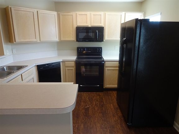 4th image of 530 Summit Dr