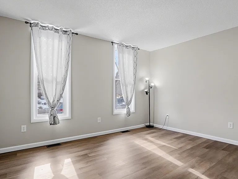 1225 E Lewis St — Photo 11