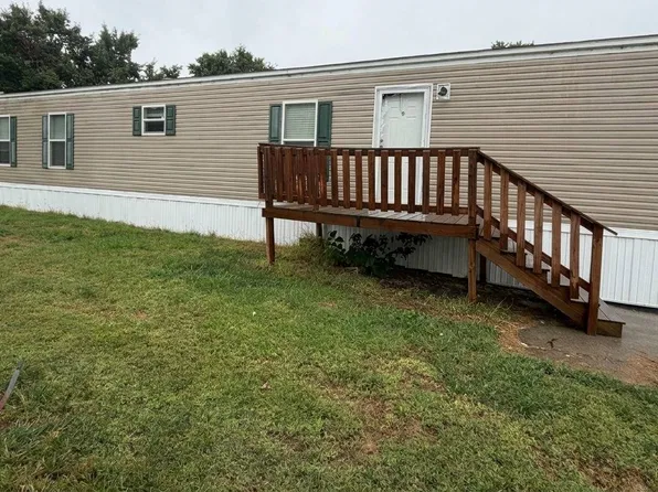 2220 Prospect Cir #105, Junction City, KS 66441
