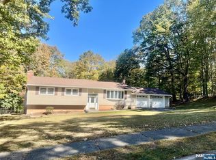 35 Cherokee Trl, Oakland, NJ 07436