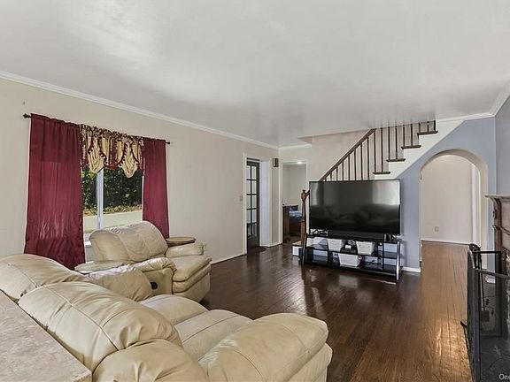 3rd image of 817 Oakwood Dr