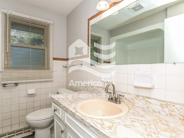 1793906_013_bathroom_14.jpg