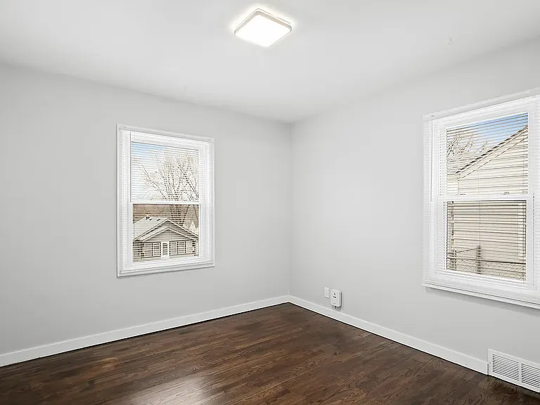 976 S 50th Ave — Photo 4