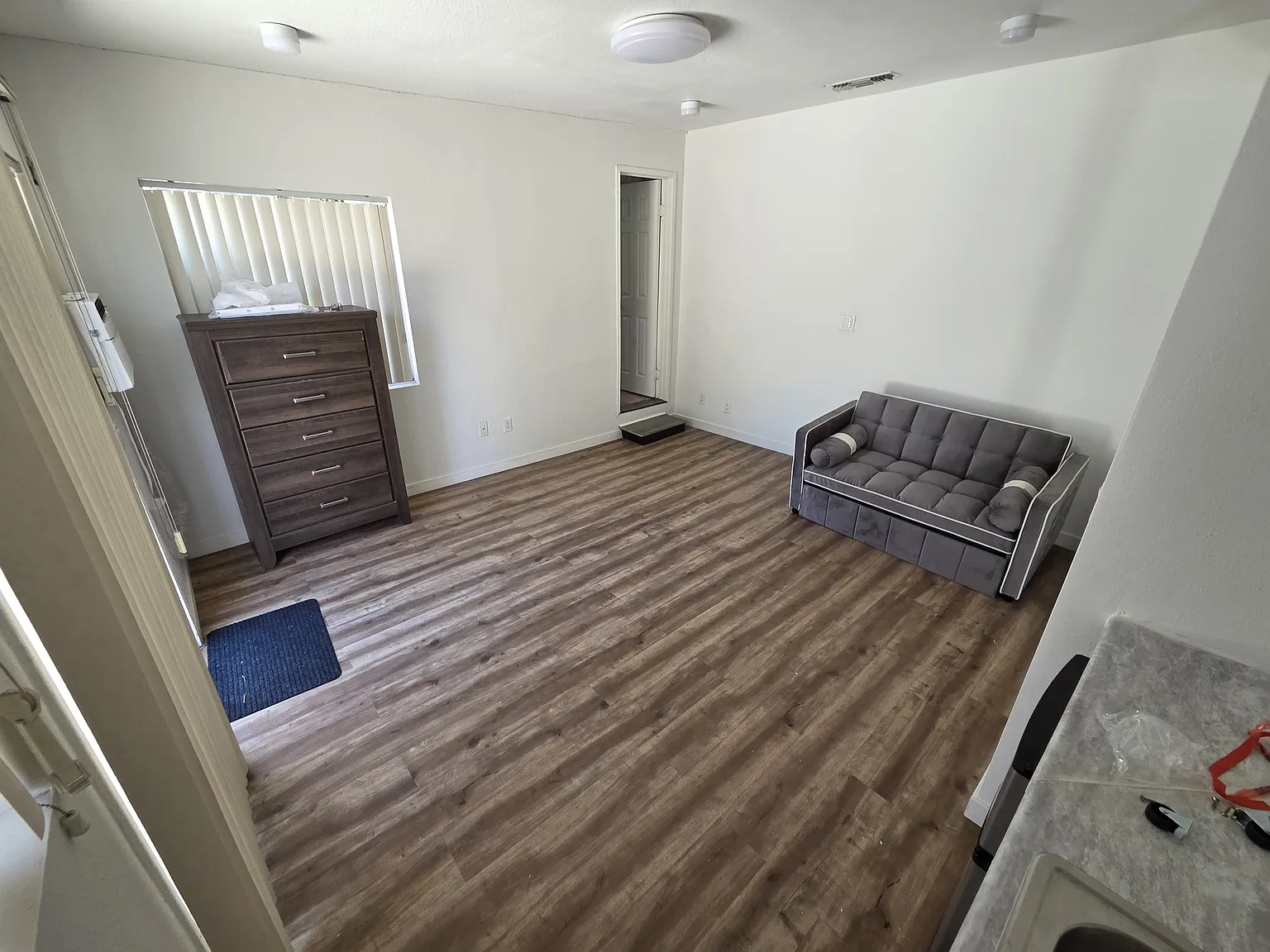 1327 1/2 E Acacia Ave — Photo 4