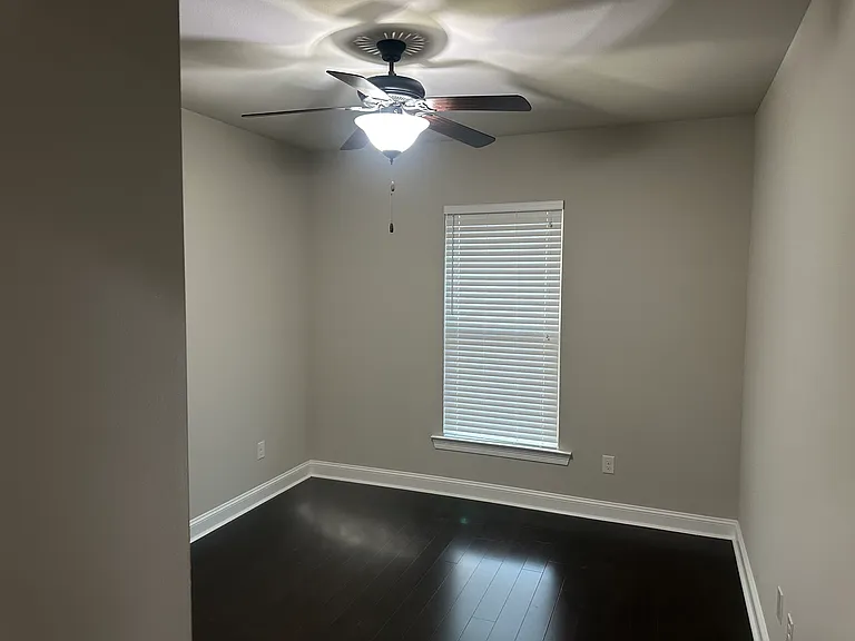 215 Hutton Ln — Photo 16
