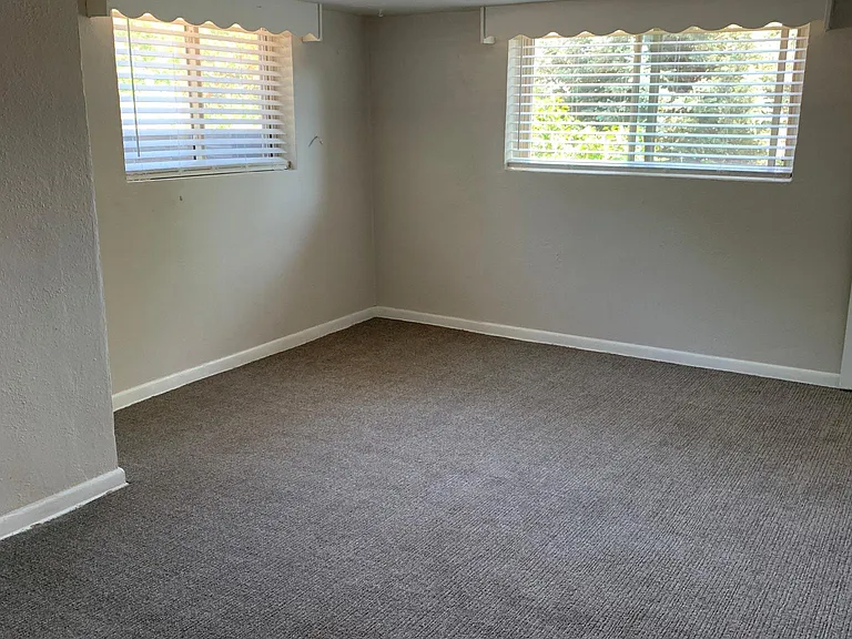2526 N Oak St — Photo 15